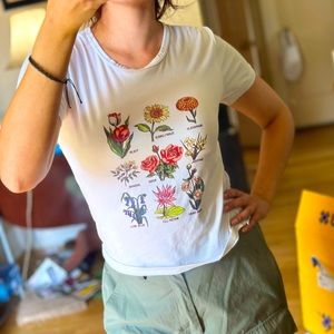 Cute botanical Tshirt one size fits like a medium